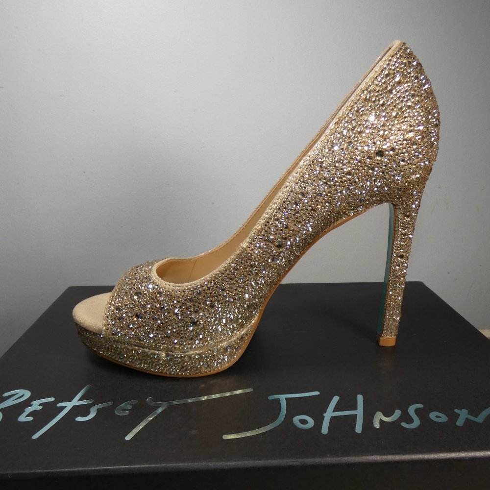 NiB SPARKLING Betsey Johnson Dane Peep Toe Pump, Light Gold, 8.5 - Picture 3 of 16